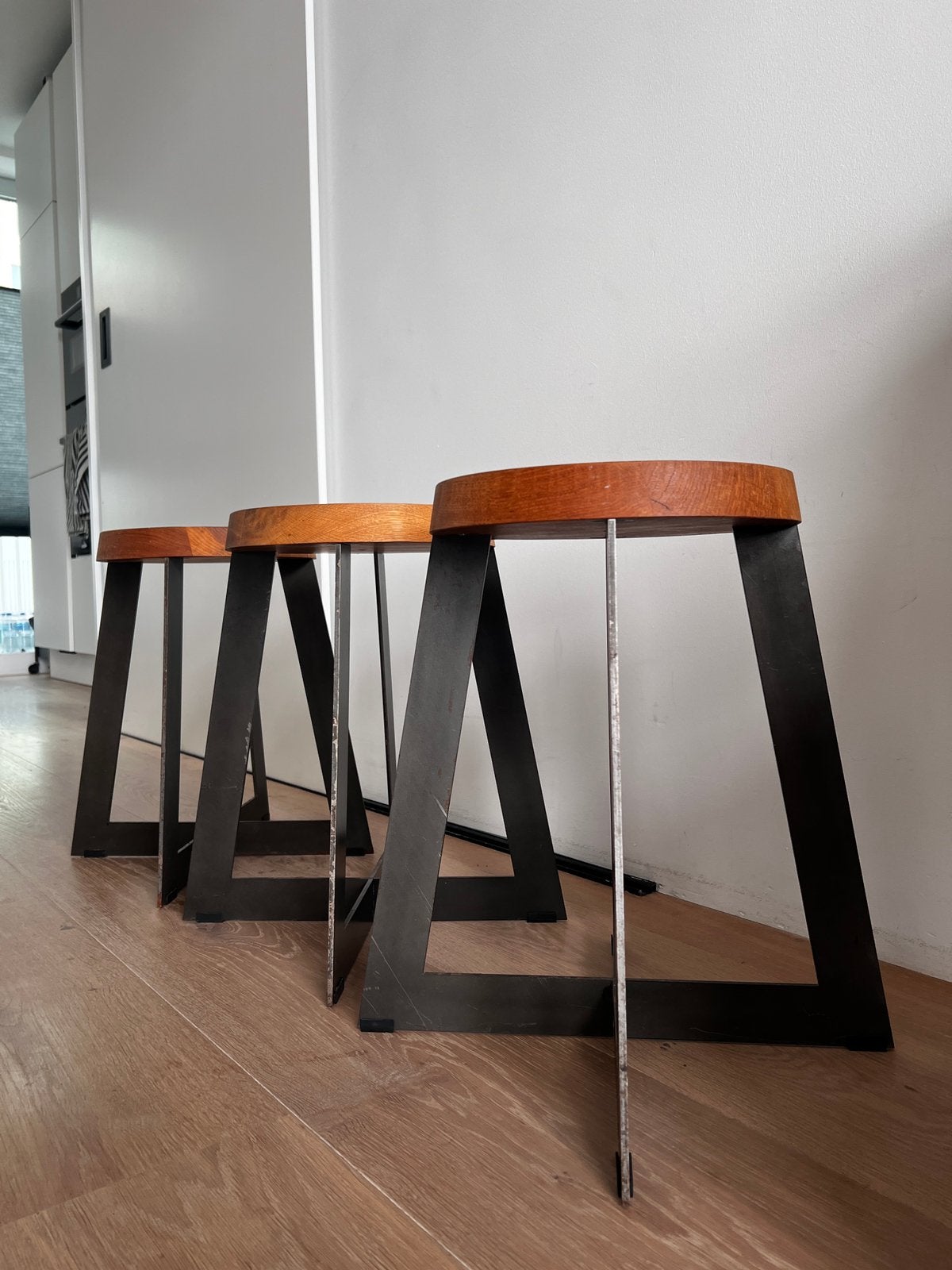 3 unieke industrieel moderne krukjes (staal/hout), Huis en Inrichting, Krukjes, Ophalen, Zo goed als nieuw, Hout