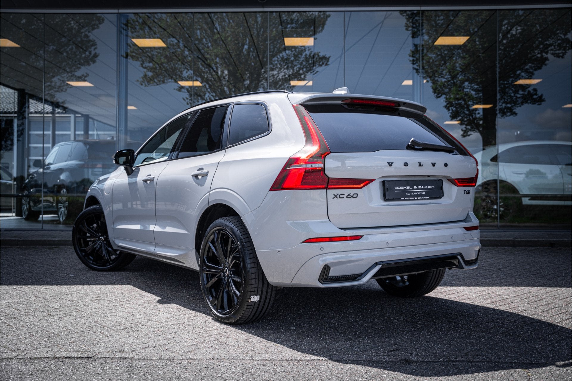 Volvo XC60 2.0 T6 Recharge AWD Plus Black Edition * H&K * HU, Automaat, 12 maanden, Gebruikt, Zwart