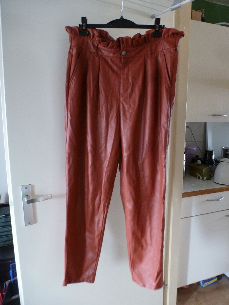 RAINBOW imitatie leer broek burgundy 44 -GRATIS zend, Kleding | Dames, Overige kleuren, Verzenden, Maat 42/44 (L), Zo goed als nieuw