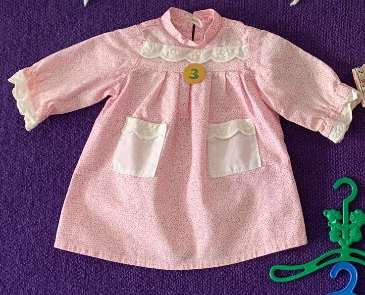 Roze poppenjurkje, 2 poppenpruikjes, fluwelen rok+ bovenstuk, Ophalen of Verzenden, Gebruikt, Kleertjes