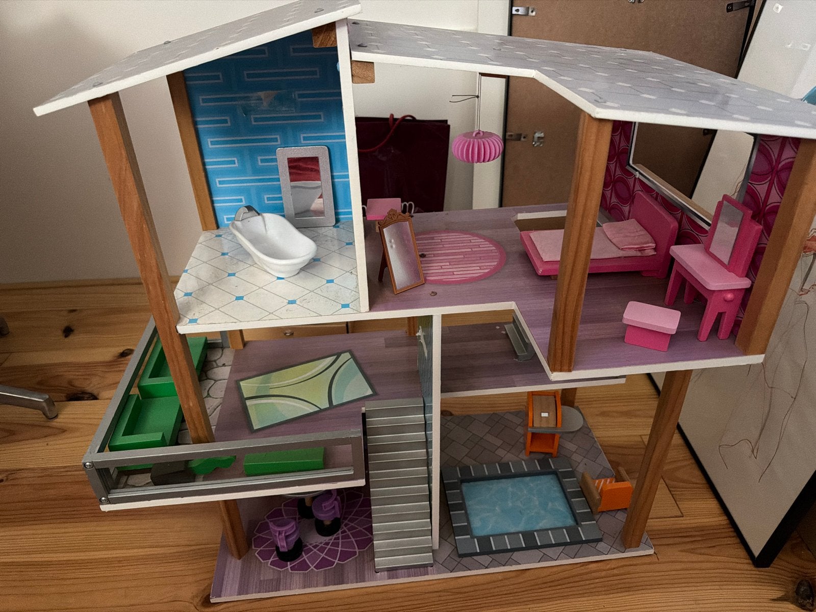 Groot Houten Poppenhuis met Meubels en Zwembad, Kinderen en Baby's, Speelgoed | Poppenhuizen, Ophalen, Gebruikt, Poppenhuis