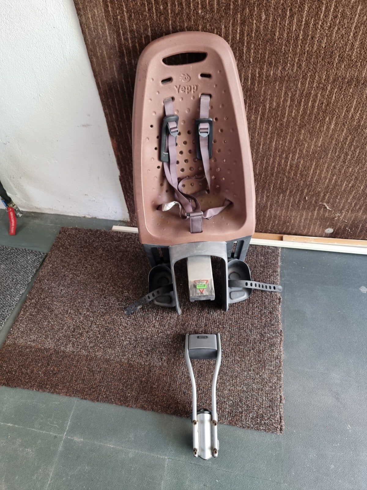 Yepp Achterzitje Bruin - Comfortabel en Veilig, Ophalen, Gebruikt, Voetsteuntjes
