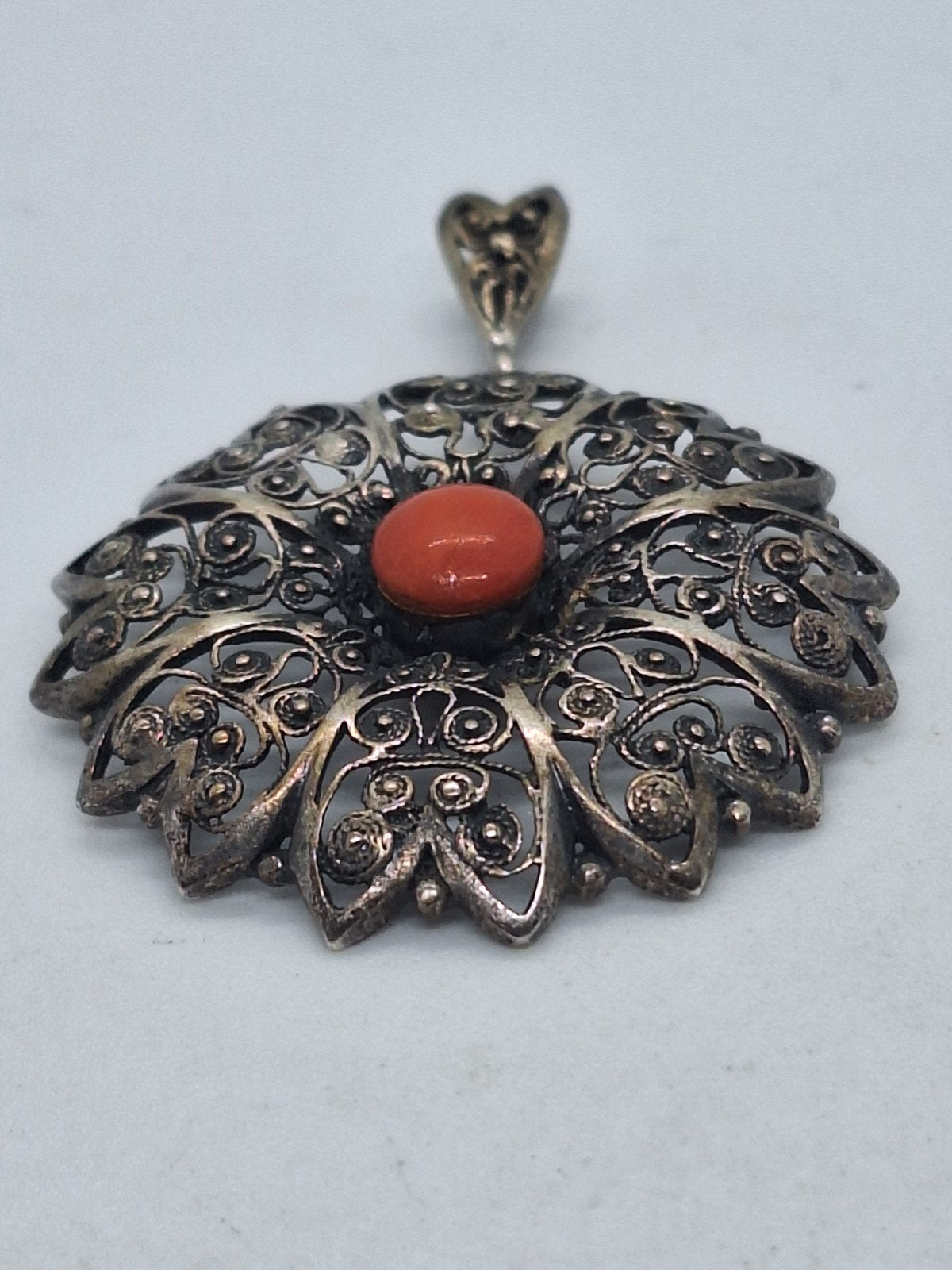 Antiek Zilveren Hanger met Bloedkoraal - ca. 4 cm doorsnee, Gebruikt, Overige voorstellingen, Ophalen of Verzenden, Met edelsteen