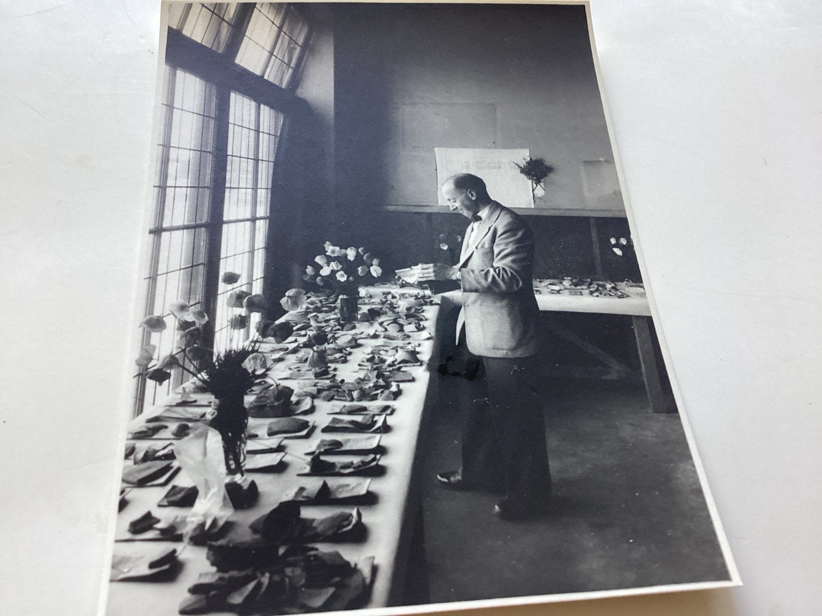 Vintage foto: Man bij tentoonstelling van objecten, Gebruikt, Foto, Ophalen of Verzenden, Voor 1940