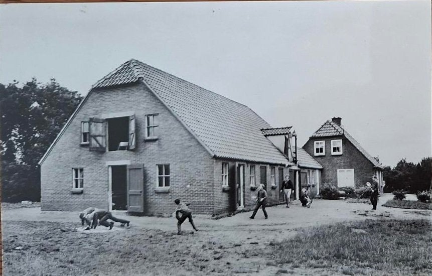 Garderen- Spelende Jeugd bij Kampgebouw Boerderij, Verzenden, 1960 tot 1980, Gelopen, Gelderland