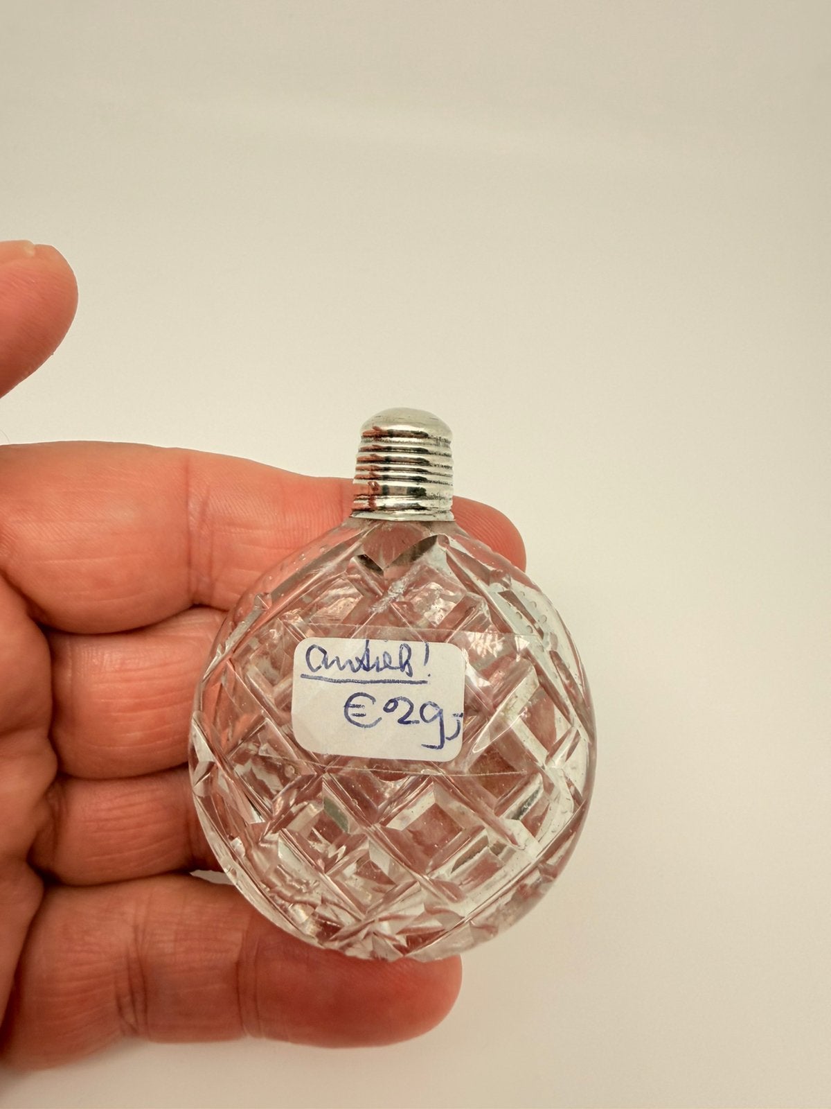 Klein antiek kristallen flesje met zilveren dop., Verzenden, Zilver