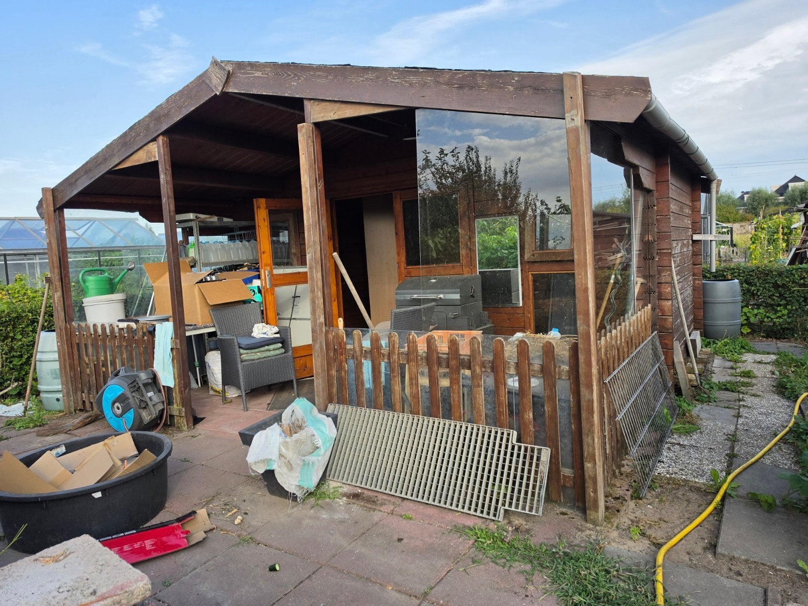 Houten tuinhuis/schuur met overkapping - opknapper, Tuin en Terras, Tuinhuizen, Ophalen of Verzenden, 500 cm of meer, Met overkapping