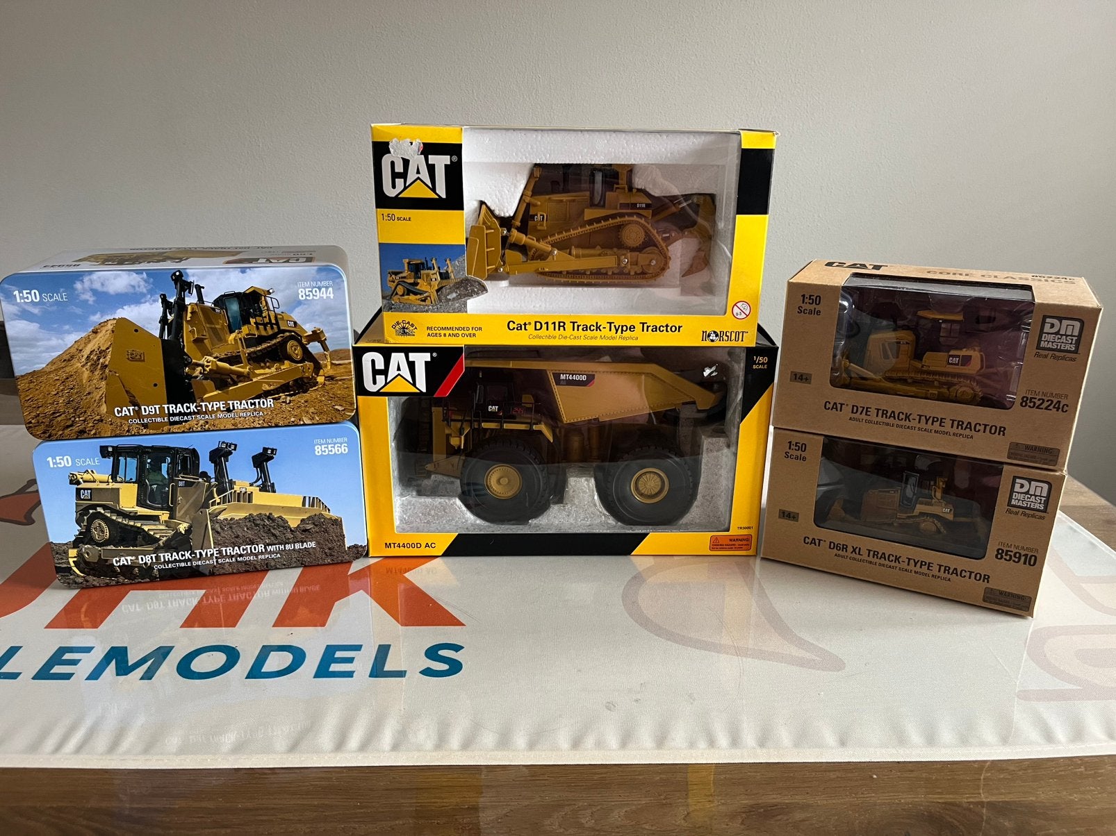 Verzameling Caterpillar bulldozers en dumper DCM Tonkin, Hobby en Vrije tijd, Modelauto's | 1:50, Ophalen of Verzenden, Nieuw