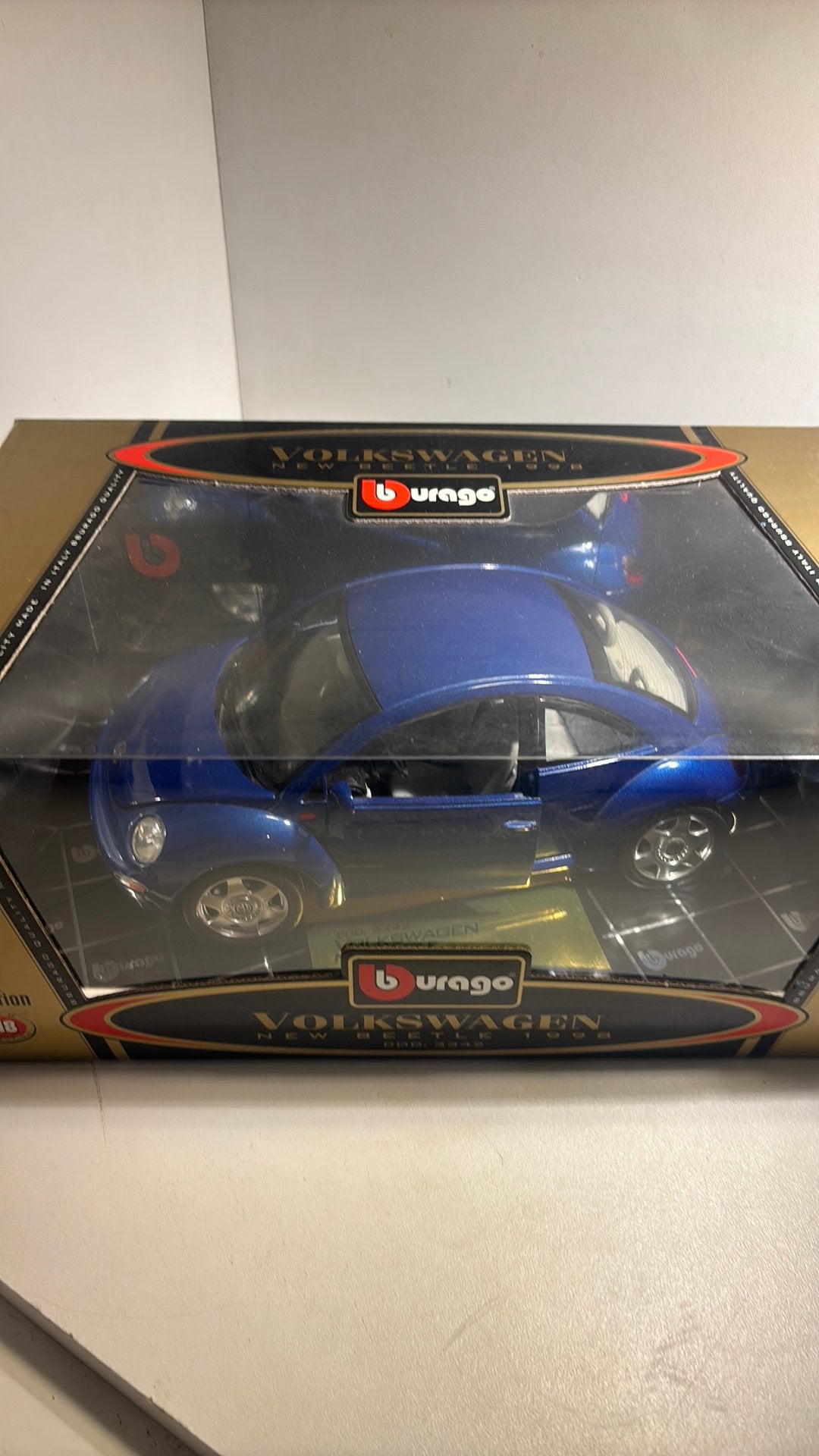 Volkswagen new beetle bleu Bburago 1.18, Hobby en Vrije tijd, Ophalen of Verzenden, Bburago, A, A