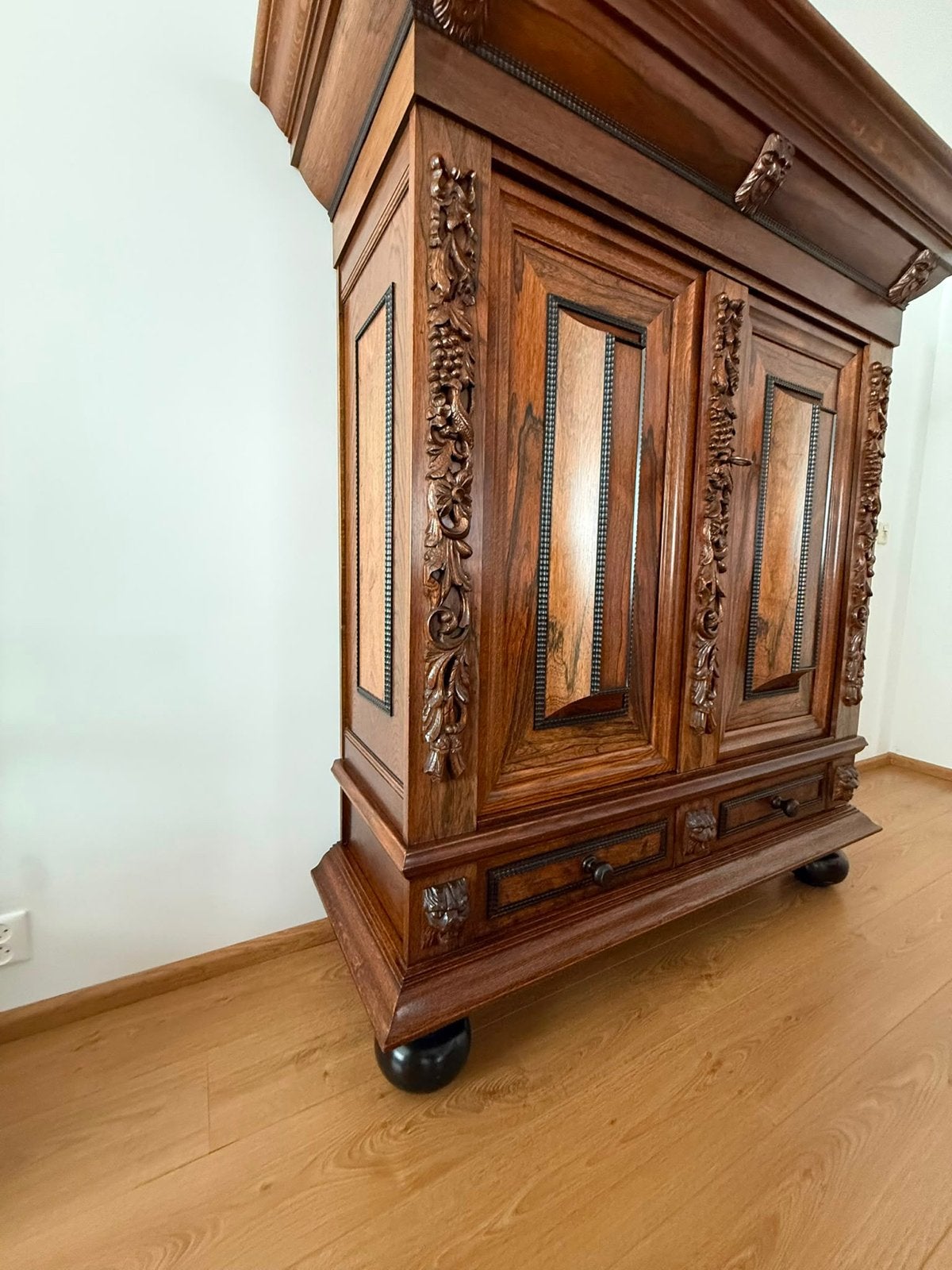 Antieke Kast met Prachtig Houtsnijwerk, Antiek en Kunst, Ophalen