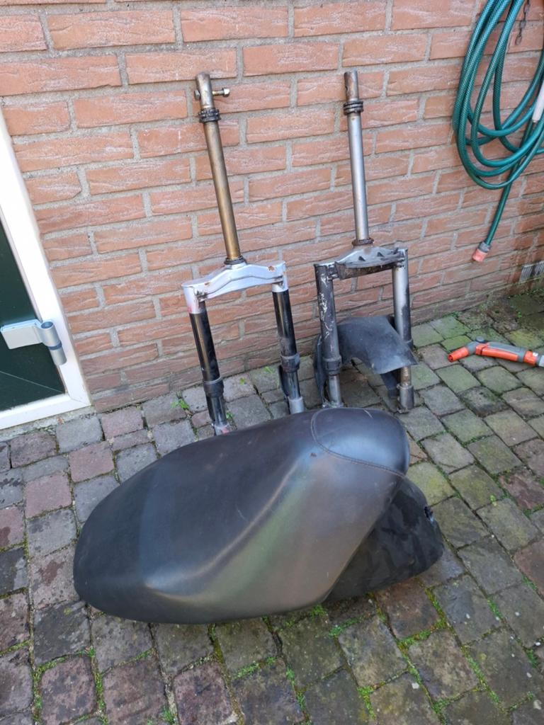 Scooter onderdelen: Zadel en Voorvorken, Ophalen, Gebruikt, Zadel, Overige merken