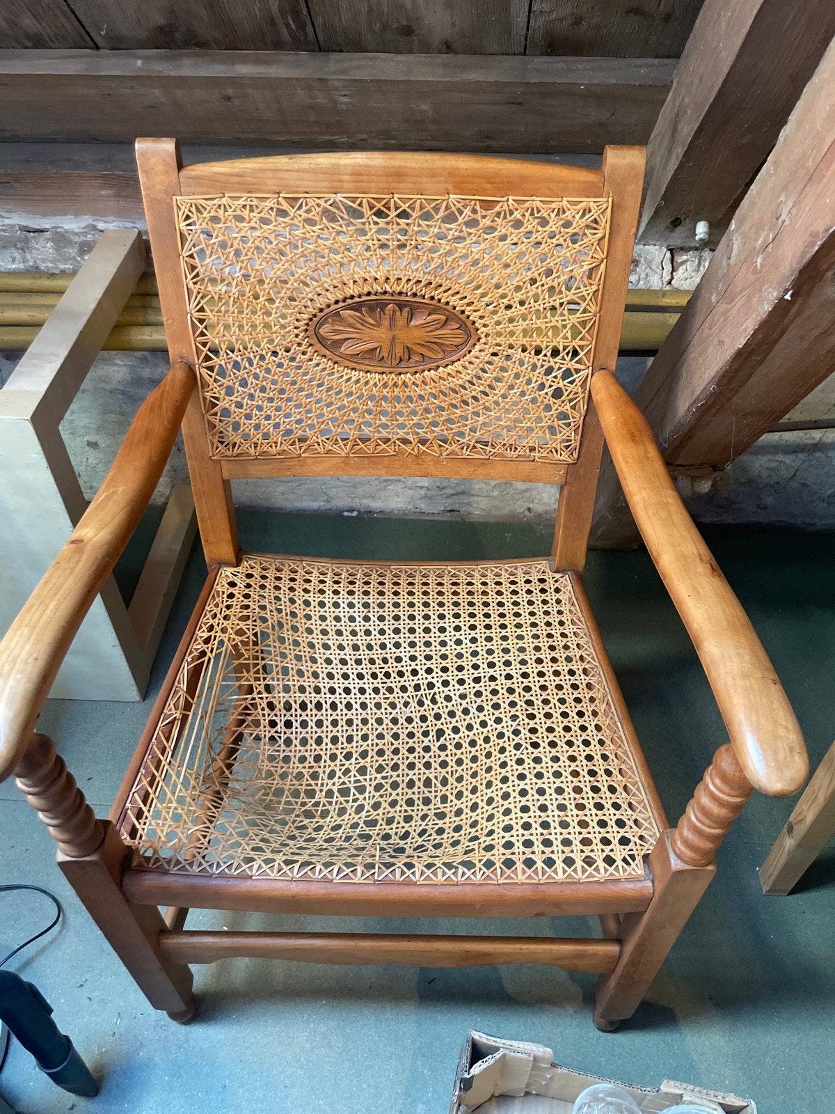 Antieke houten stoel met webbing en uniek houtsnijwerk, Antiek en Kunst, Antiek | Meubels | Stoelen en Banken, Ophalen
