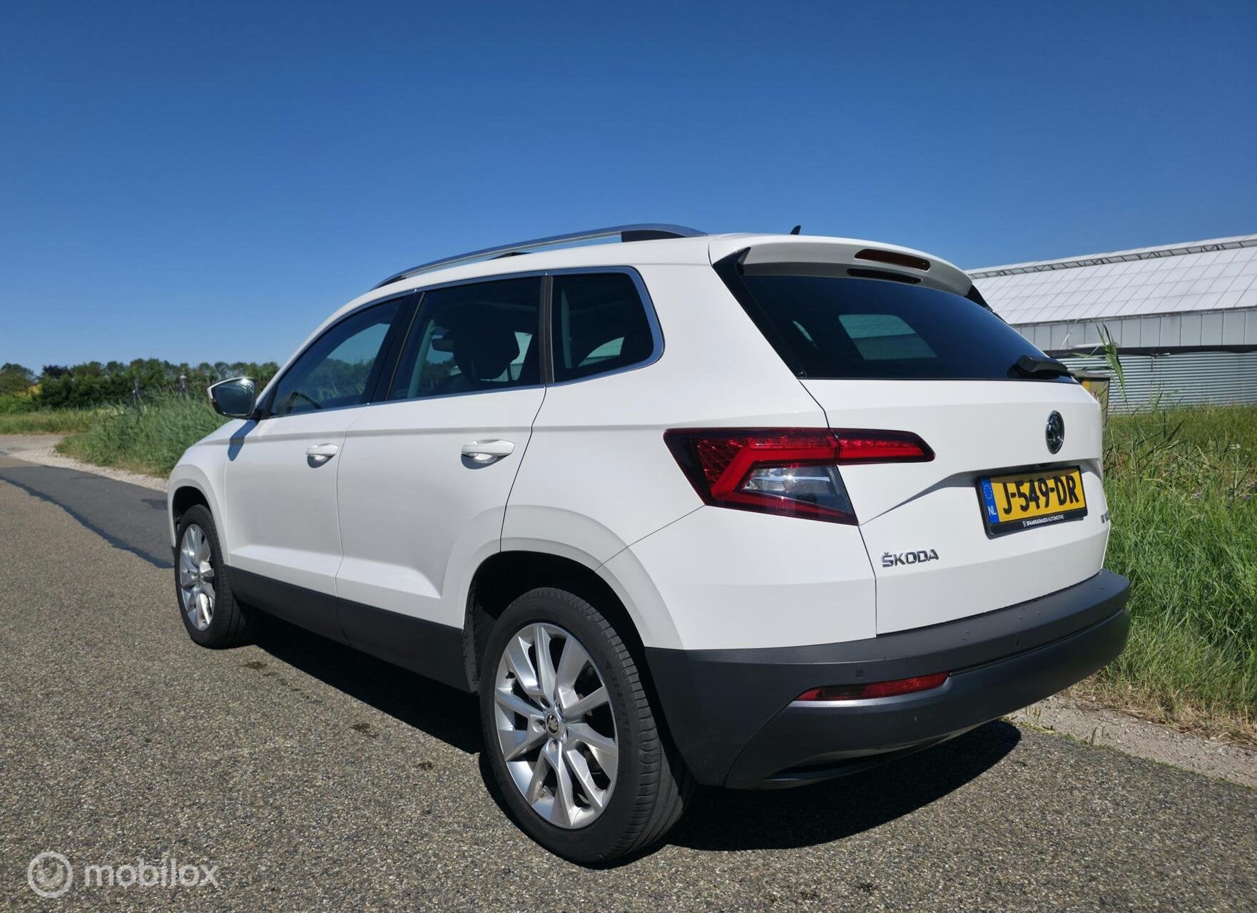 Skoda Karoq 1.5 TSI DSG / Pano / Trekh / Virtual / Varioflex, Auto's, 4 cilinders, 150 pk, Leder en Stof, Wit