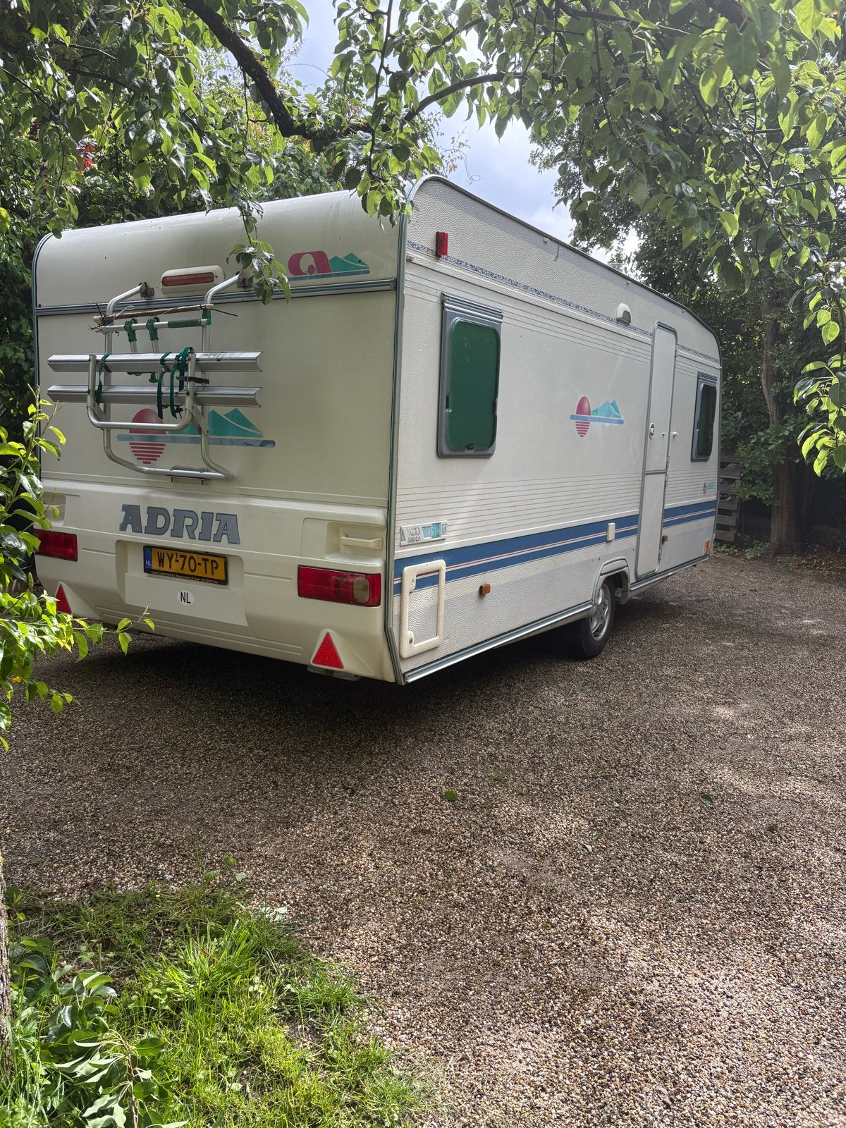 Nette Adria 4/5 persoons caravan met Voortent en luifel, Rondzit, 750 - 1000 kg, Particulier, Adria
