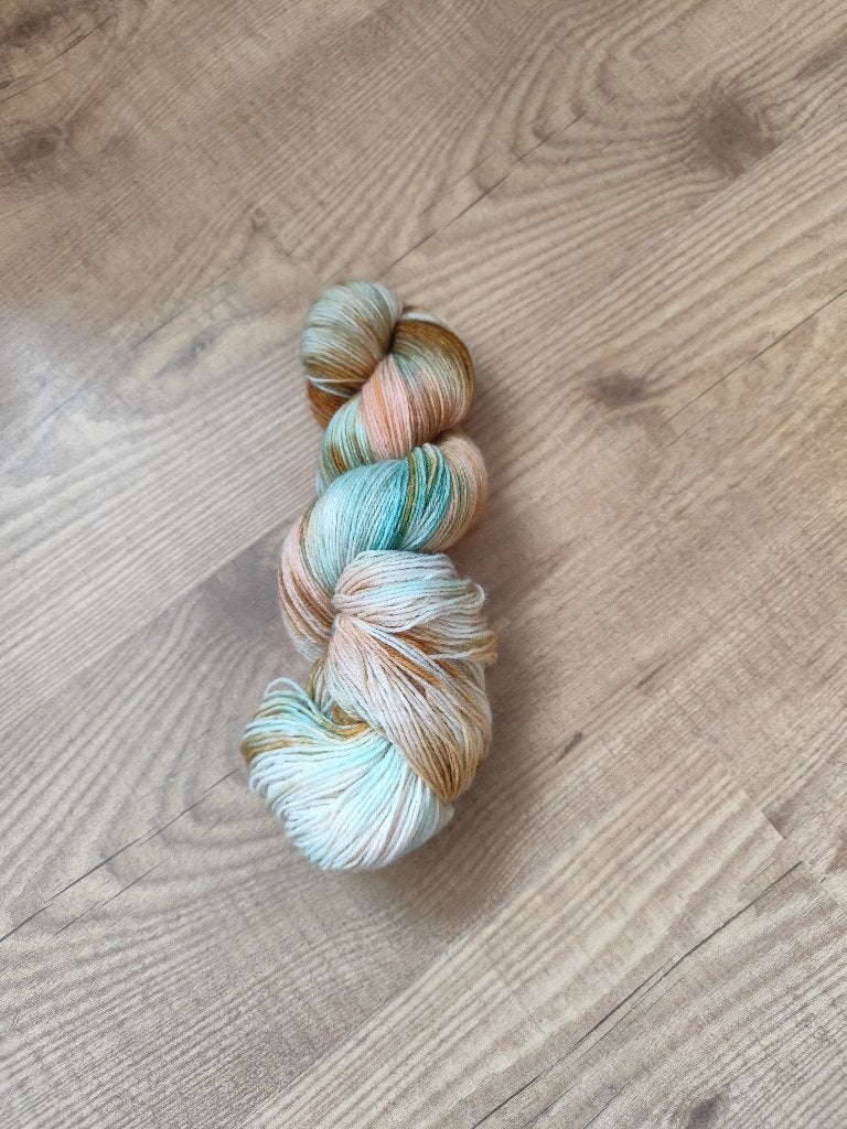 T.k. een streng handgeverfd sokkengaren beige/groen/zalm, Hobby en Vrije tijd, Breien en Haken, Ophalen of Verzenden, Nieuw, Breien of Haken