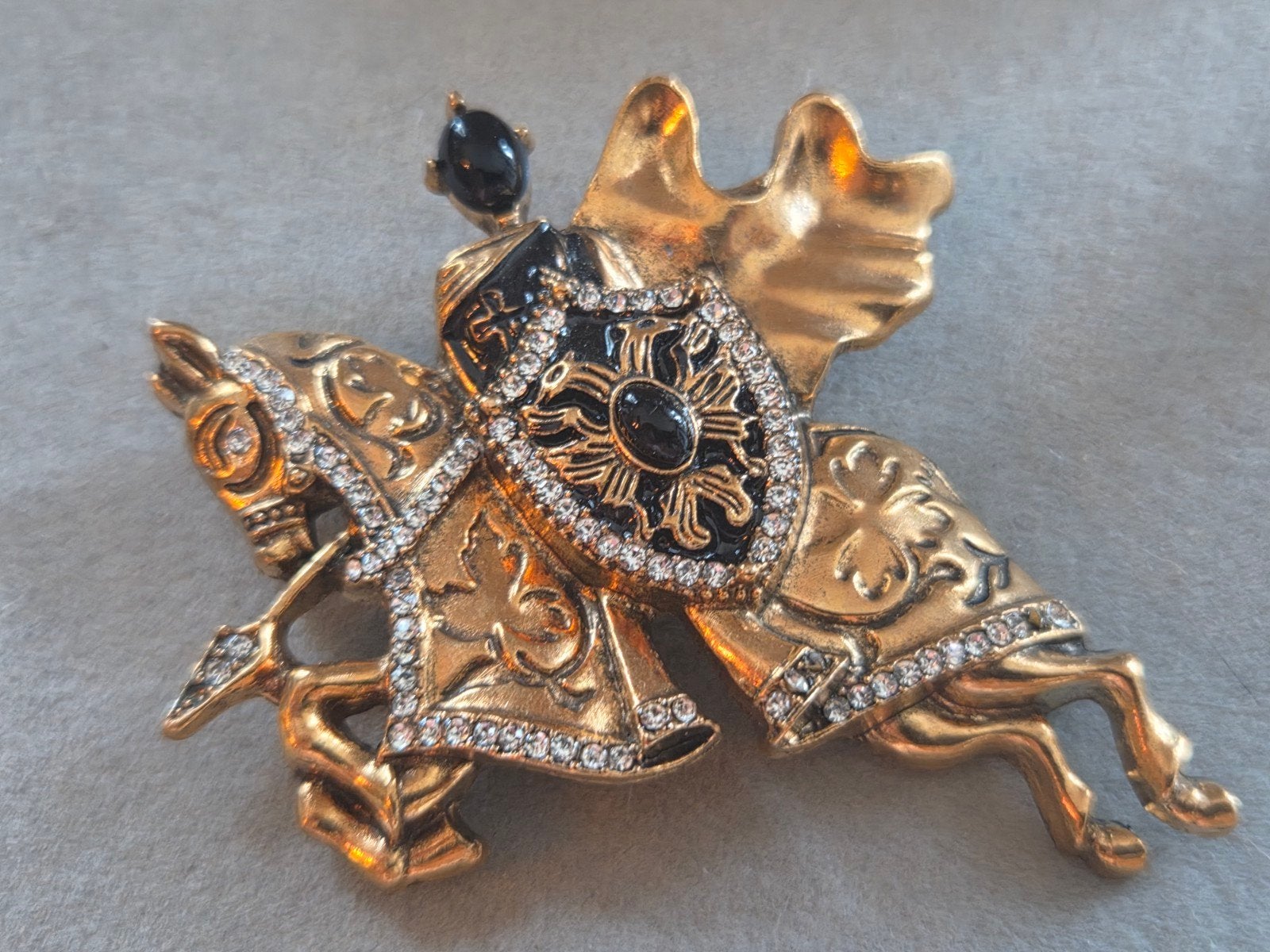 Prachtige Vintage Ridder op Paard Broche - 7x6 cm, Sieraden, Tassen en Uiterlijk, Broches, Ophalen of Verzenden