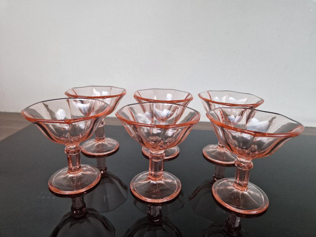 6 roze glaasjes op voet, hoogte 9,5 cm, Glas of Glazen, Ophalen of Verzenden, Overige stijlen, Glas