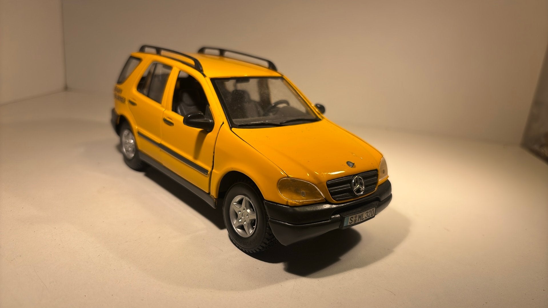 Mercedes benz ml320 yellow maisto 1.24