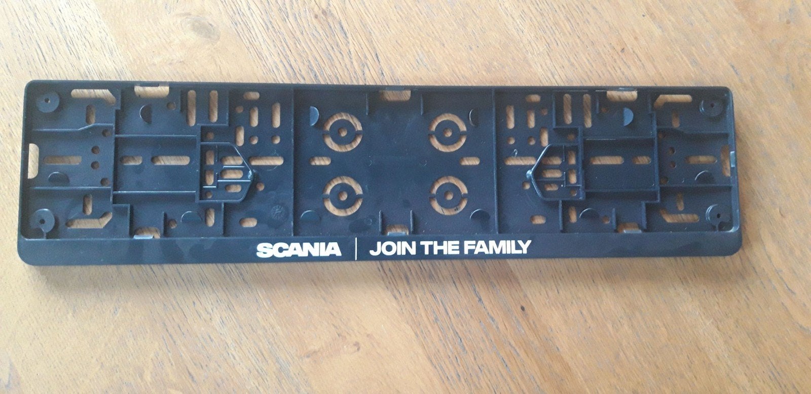 Kentekenplaathouder Scania — “Join the family” (nieuw) zwart, Ophalen of Verzenden, Nieuw, Scania, Carrosserie en Plaatwerk