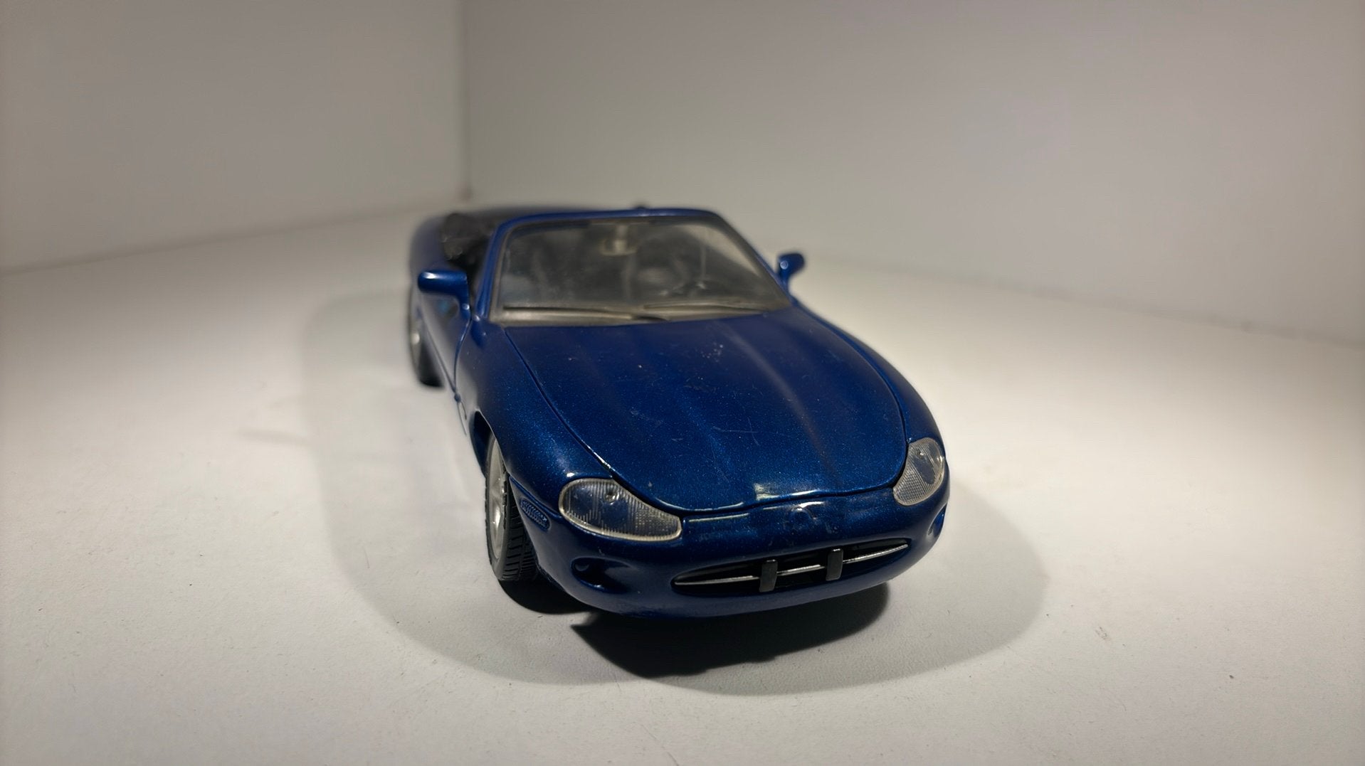 Jaguar xk8 maisto 1.24, Hobby en Vrije tijd, Modelauto's | 1:24, Maisto, Ophalen of Verzenden, A, A