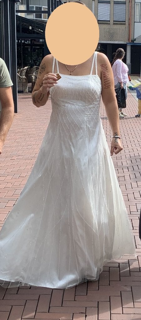 Bijzondere Trouwjurk met spaghetti-bandjes maat 36 t/m 40, Ophalen of Verzenden, Zo goed als nieuw, Wit, Trouwjurk