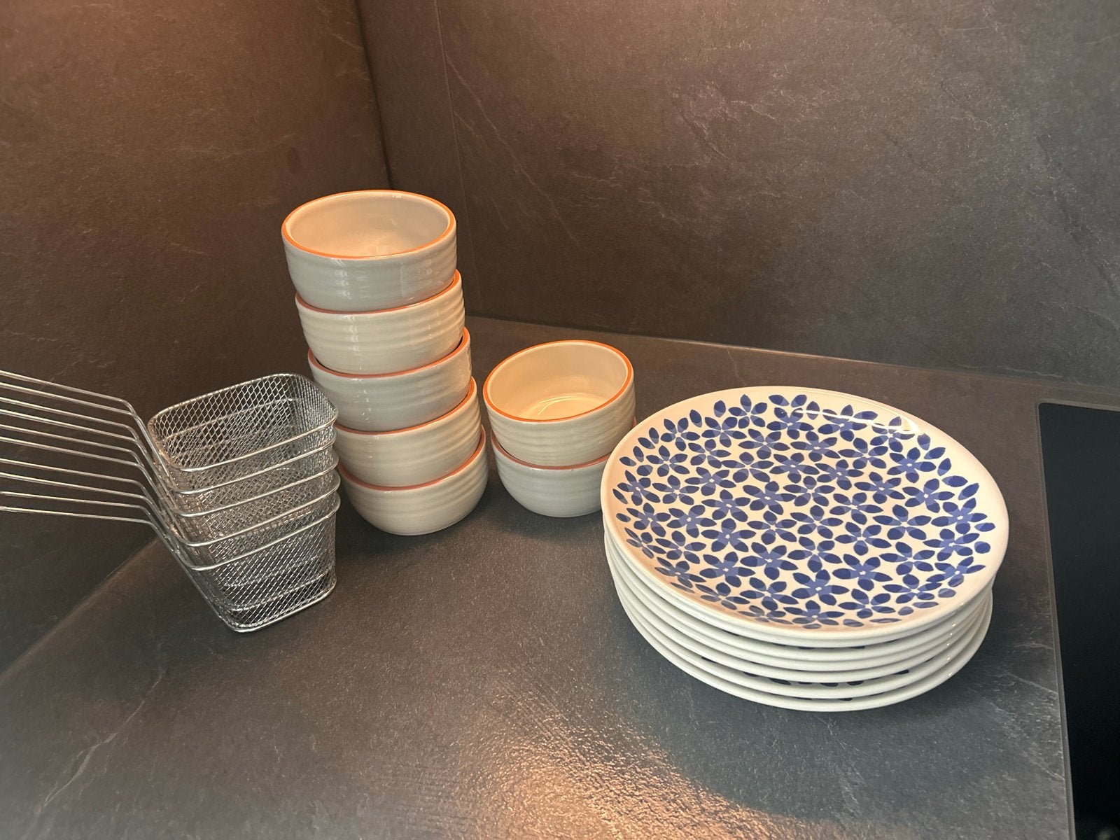 Servies set: 7 borden, 7 schaaltjes en 5 frietmandjes, Ophalen, Keramiek, IKEA, Zo goed als nieuw