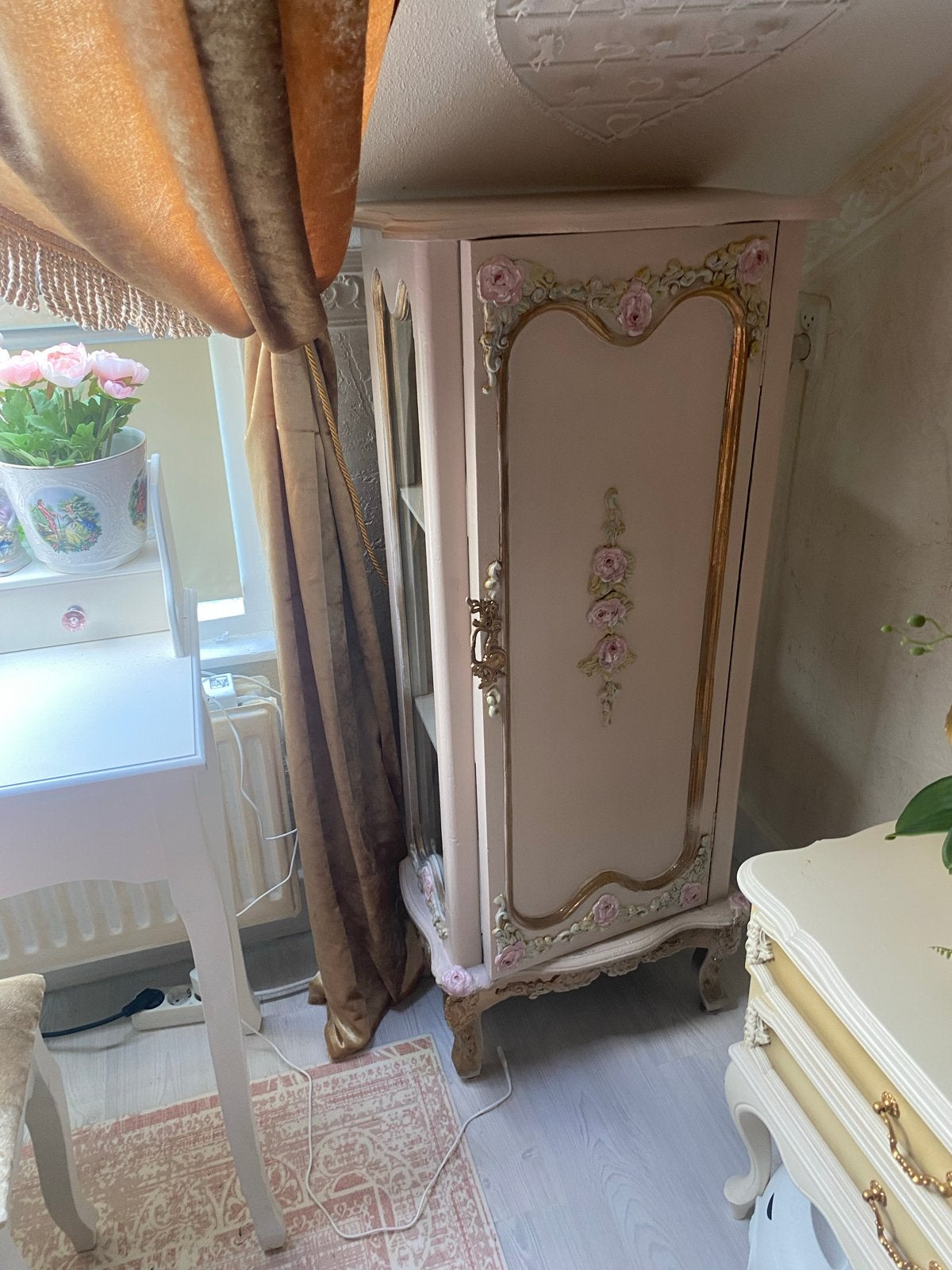 Vintage Roze Vitrinekastje met Gouden Details en Rozen, Ophalen, Gebruikt