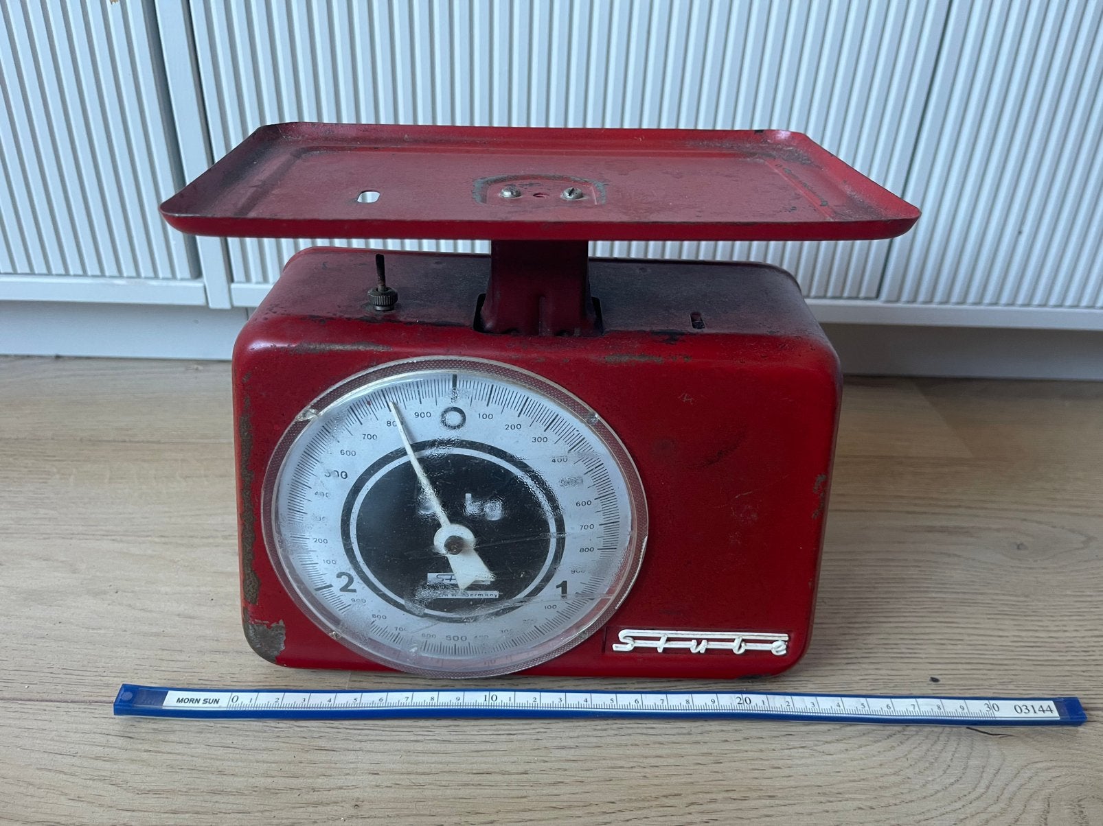 Vintage Stube keukenweegschaal, rood (Made in W-Germany), Keukenweegschaal, Ophalen of Verzenden, Gebruikt, Minder dan 10 kg