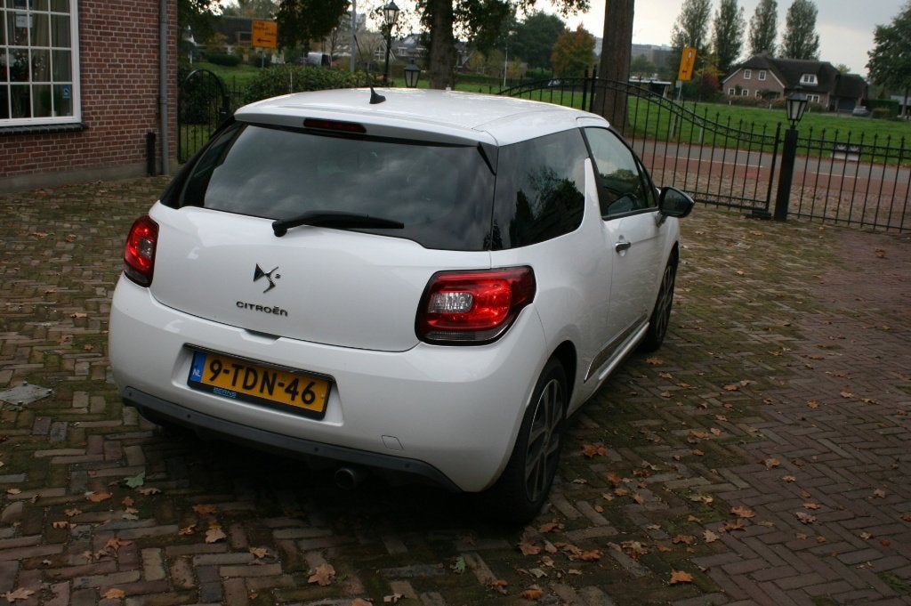 Citroën DS3 1.2 VTI 2014 Wit, Auto's, Voorwielaandrijving, Dealer onderhouden, Stof, 31 €/maand