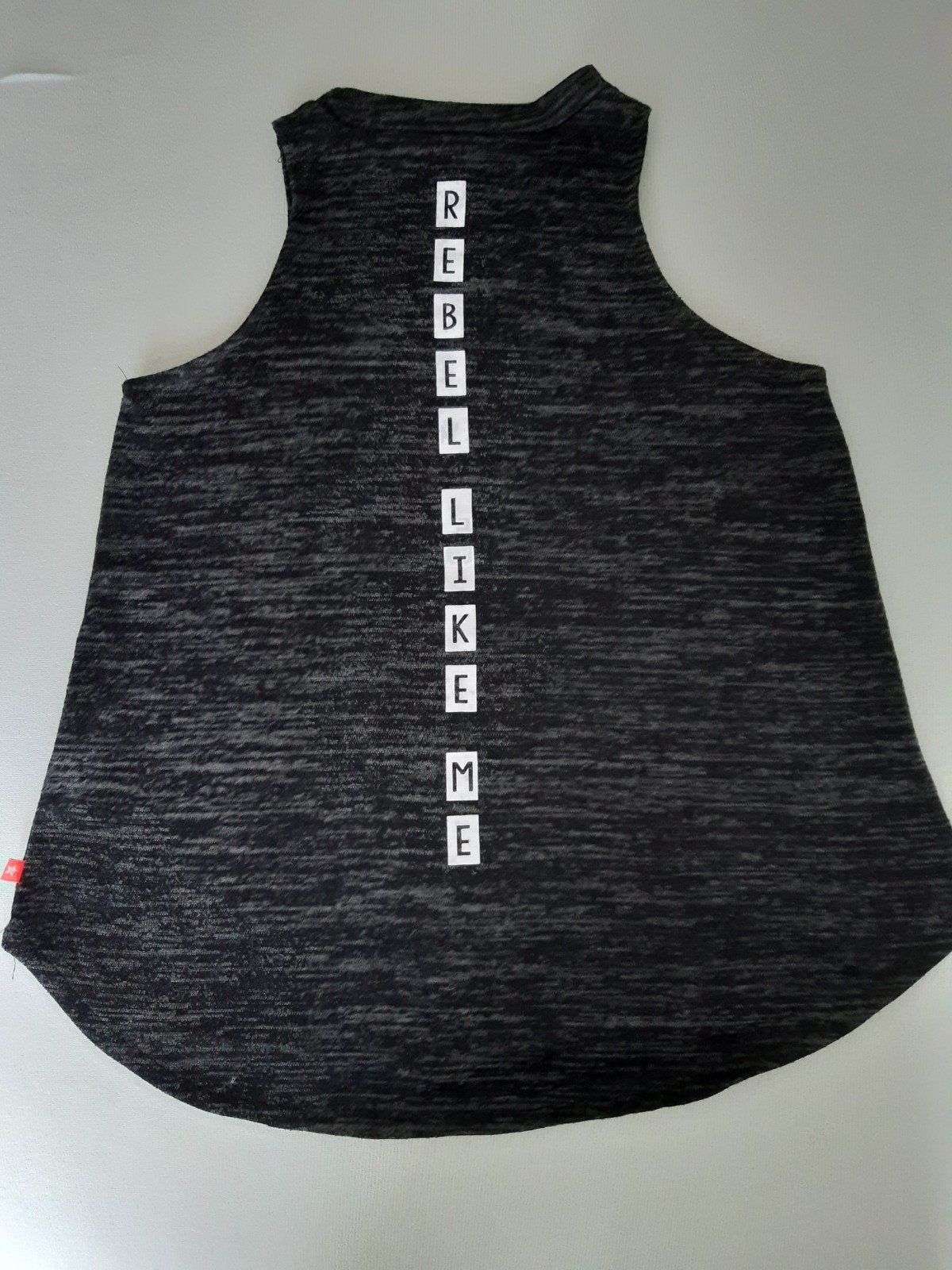 Gemêleerd shirt zonder mouwen en tekst op de rug, mt 146/152, Kinderen en Baby's, Kinderkleding | Maat 146, Ophalen of Verzenden