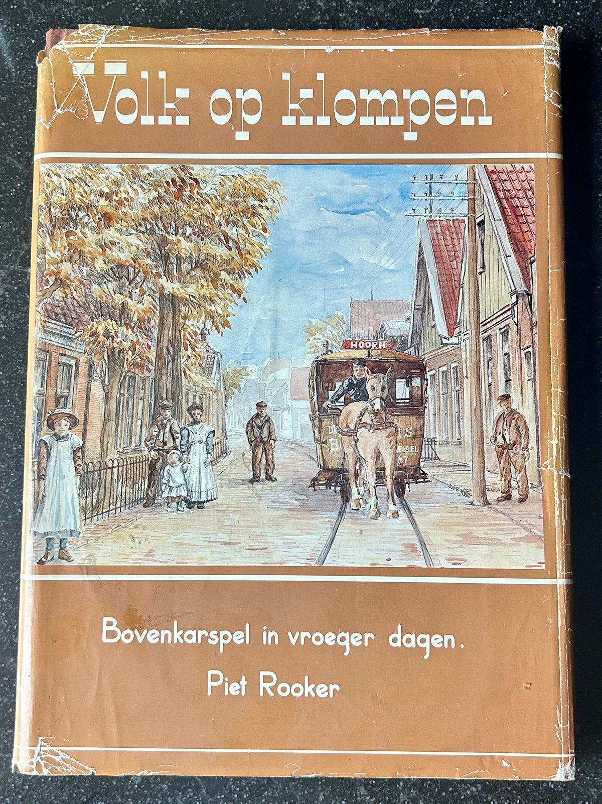 Piet Rooker - Volk op klompen Bovenkarspel in vroeger dagen, Ophalen of Verzenden, Zo goed als nieuw, Piet Rooker