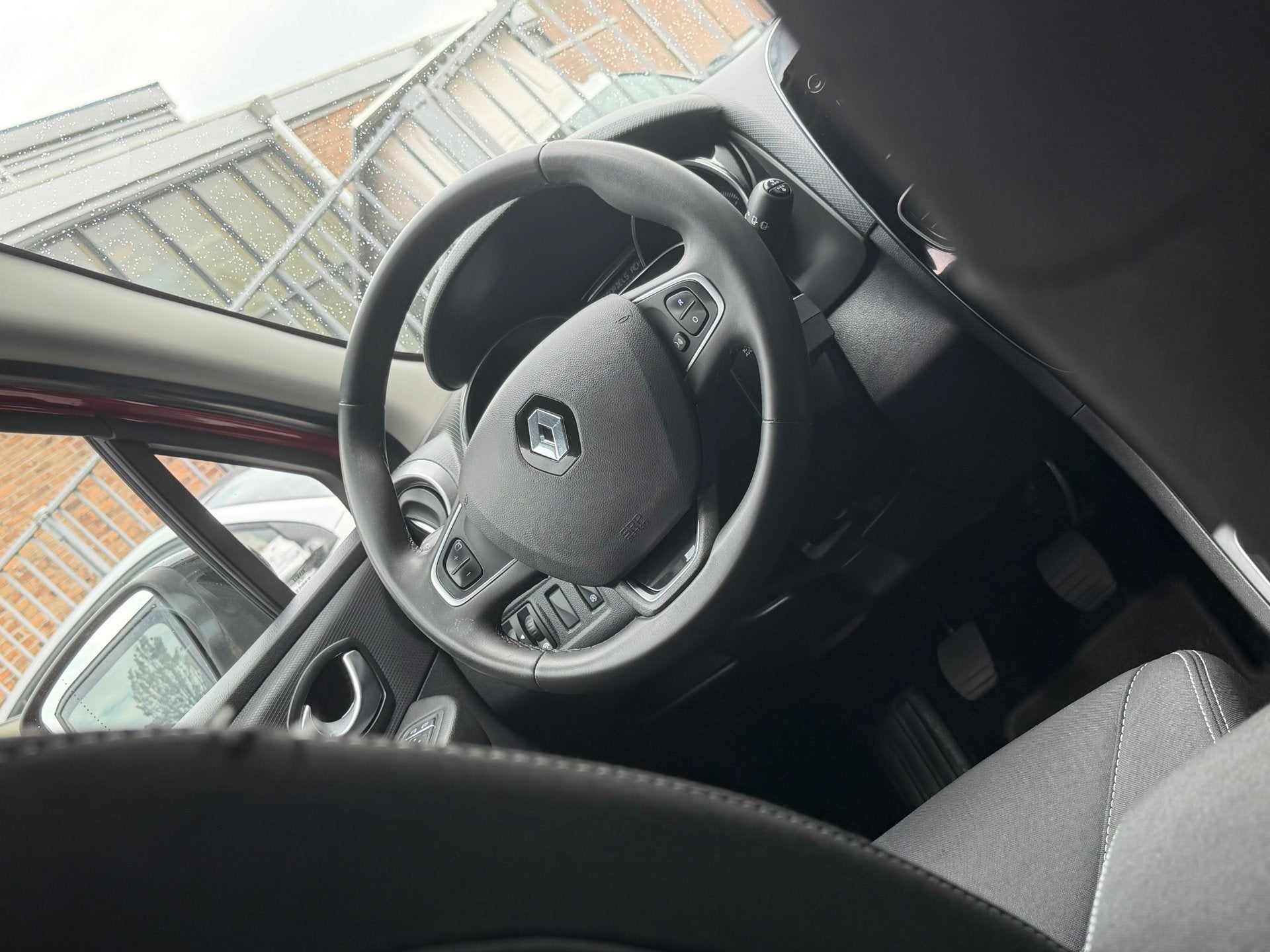 Renault Clio Estate TCe Limited - Rouge Flamme - Nav/Cruise/, Auto's, Voorwielaandrijving, 898 cc, Gebruikt, 580 kg