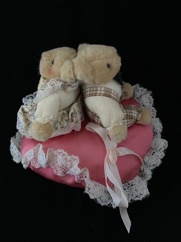 Vintage knuffel berenkoppel op zijden kussen (jaren '80/'90), Gebruikt, Beer, Ophalen of Verzenden, Met label