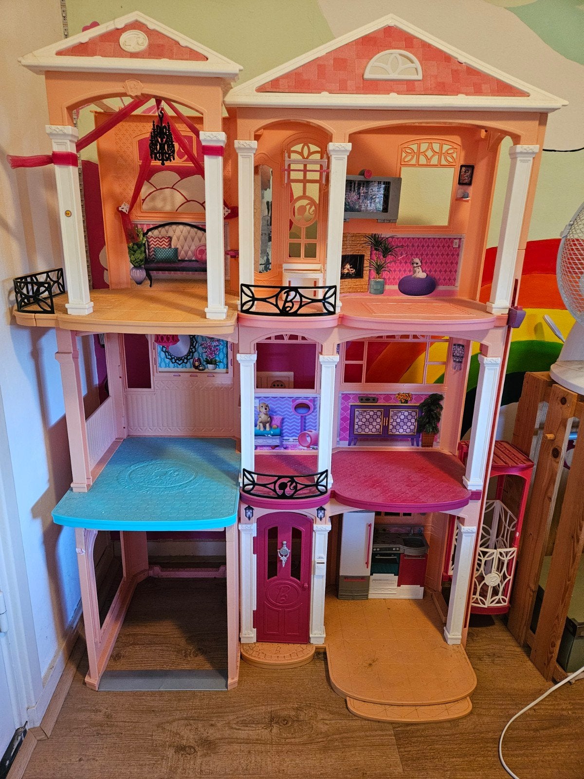 Groot Barbie huis met accessoires, poppen en kleding, Ophalen, Gebruikt, Poppenhuis