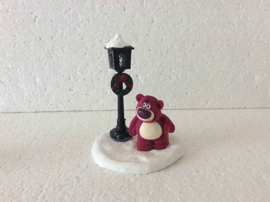 Disney Toystory - beeldje - kerstdorp - Lotso nr 2, Verzamelen, Disney, Ophalen of Verzenden, Zo goed als nieuw, Beeldje of Figuurtje