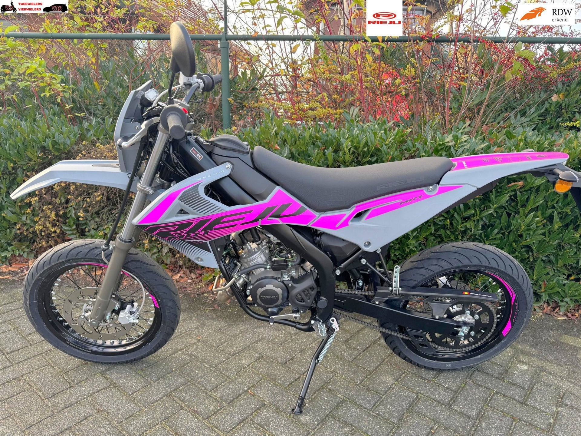 Rieju MRT SM 50 E5+ NIEUW MATT GREY / PINK BETAAL met in3, Fietsen en Brommers, R
r  r, NL, 49 cc, 6 versnellingen, R