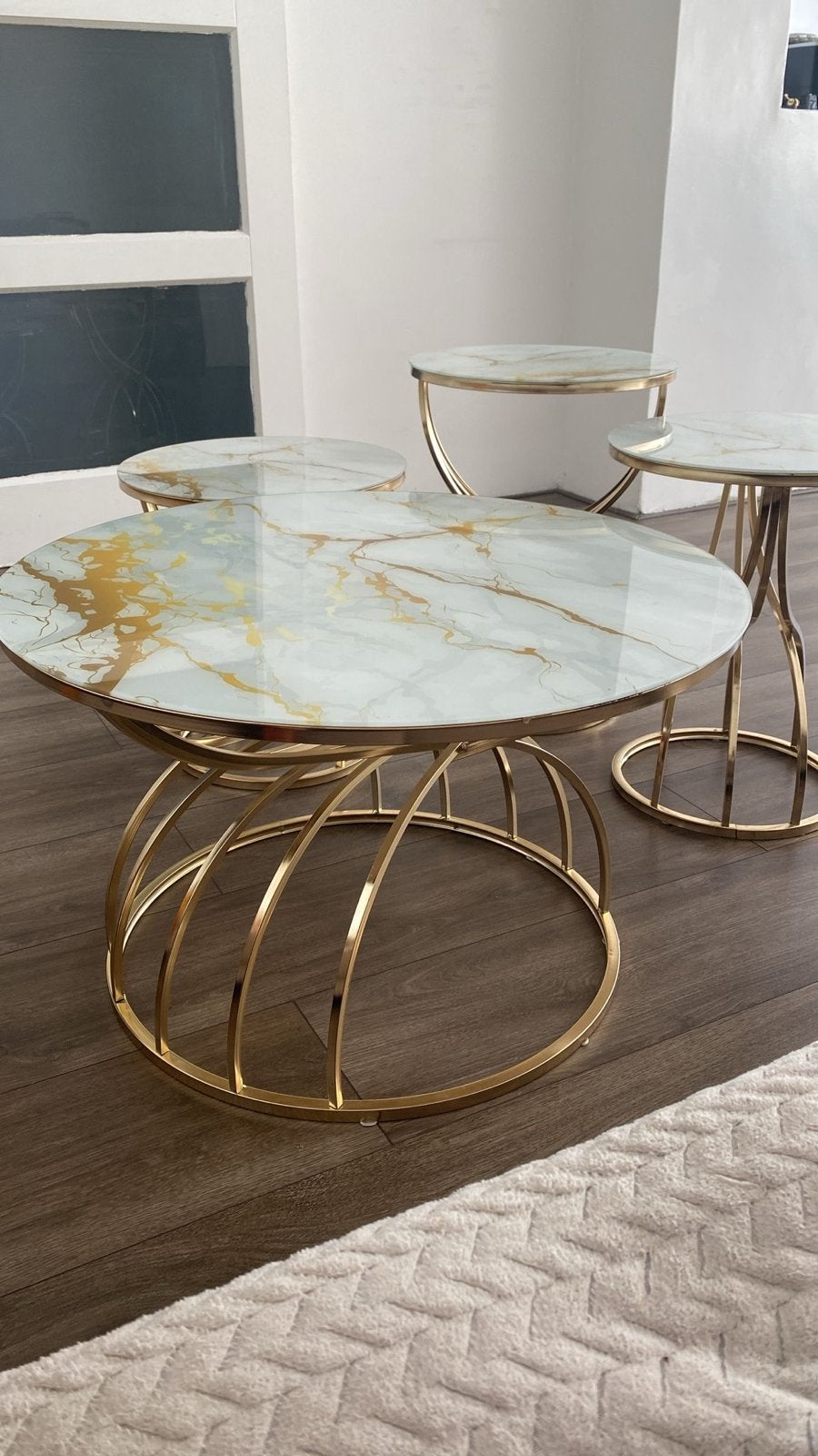 Salontafelset met marmerlook en gouden onderstel, Rond, Zo goed als nieuw, Metaal, Minder dan 50 cm