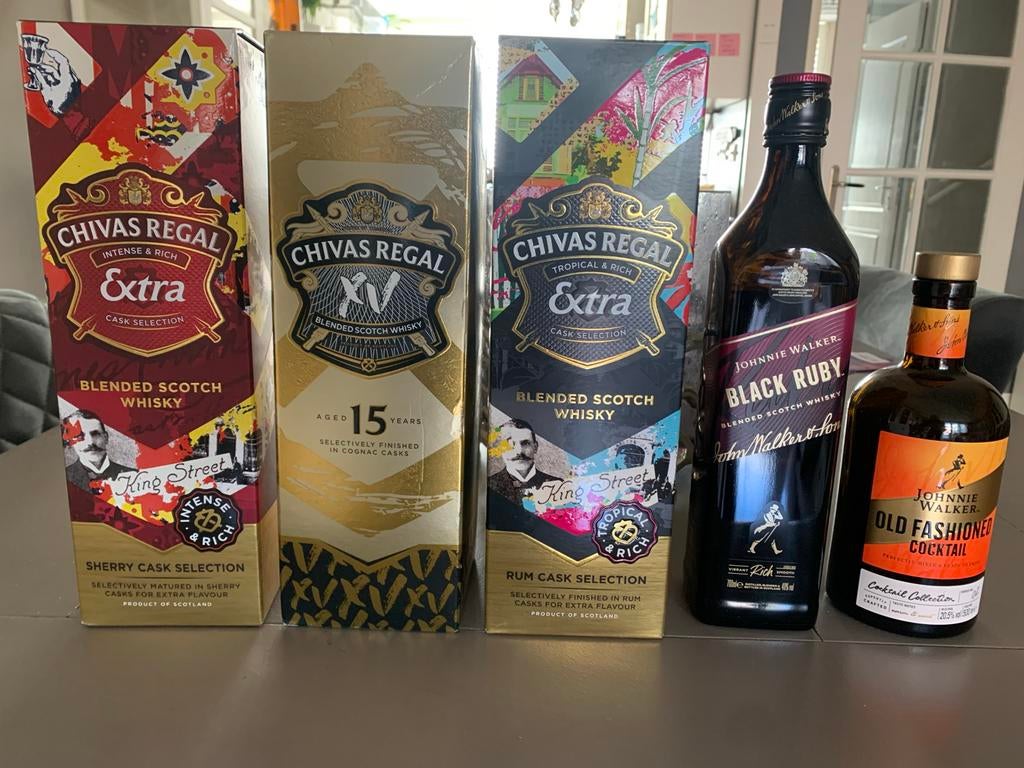 Lege whiskyflessen: Chivas Regal & Johnnie Walker, Verzamelen, Wijnen, Ophalen of Verzenden, Gebruikt, Overige gebieden, Overige typen