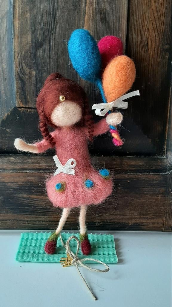 Genaaldvilt meisje met ballonnetjes wol naaldvilten handmade, Antiek en Kunst, Curiosa en Brocante, Ophalen of Verzenden