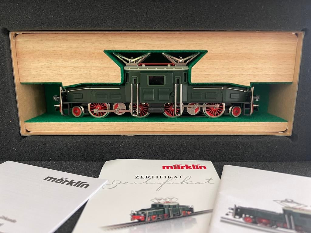 ** UNIEK ** Märklin 18045 KROKODIL + HOUT INLEG ** NIEUW **, Wisselstroom, Locomotief, Nieuw, Ophalen of Verzenden