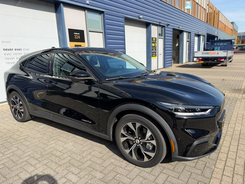 Ford Mustang Mach-E 75kWh 258pk RWD Aut. 2021 Zwart, Auto's, Automaat, Dealer onderhouden, 40 min, Zwart