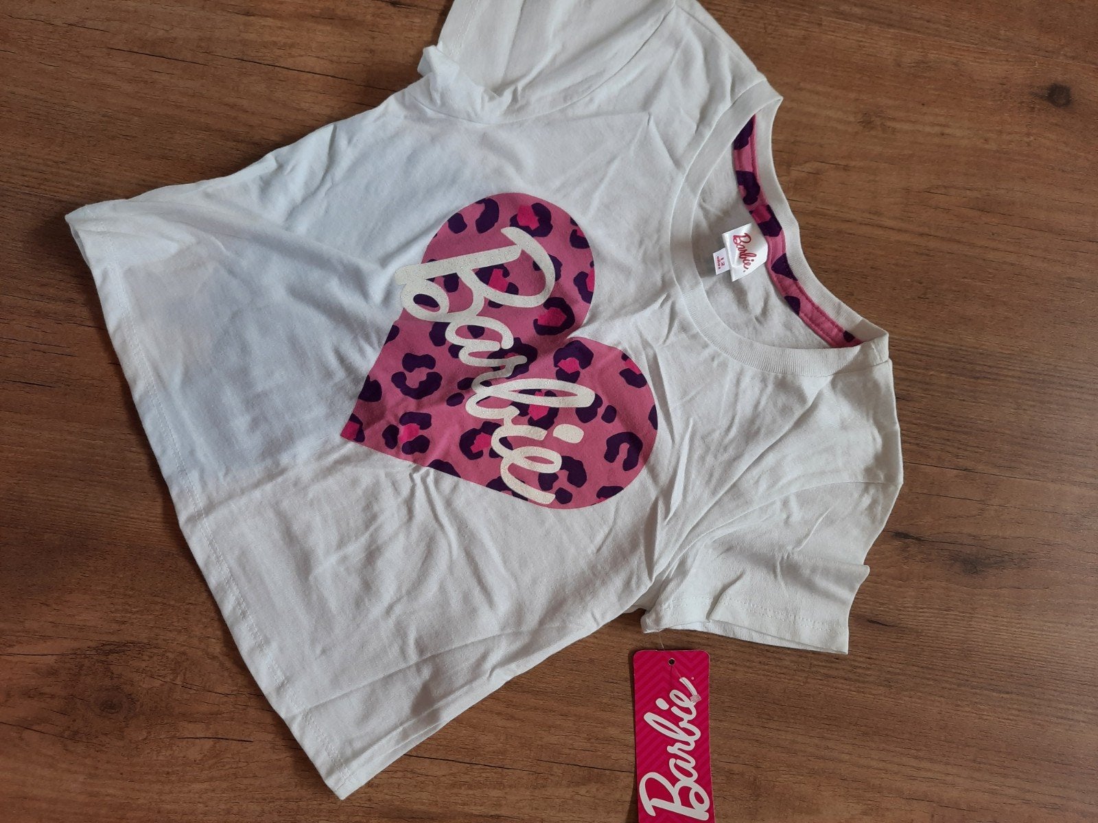 Barbie T-shirt met hartprint - 122-128, Kinderen en Baby's, Kinderkleding | Maat 122, Ophalen of Verzenden, Zo goed als nieuw