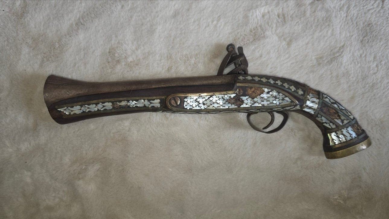 Antiek vuursteenpistool met parelmoer inleg, Ophalen of Verzenden, Overige soorten, Overige gebieden, Overige typen