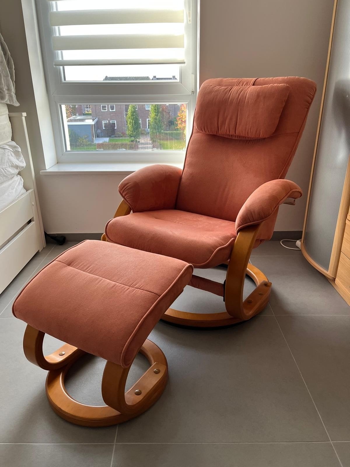 Comfortabele oranje relaxfauteuil met houten onderstel, Ophalen, Gebruikt, 75 tot 100 cm, Comfortabel, Klassiek