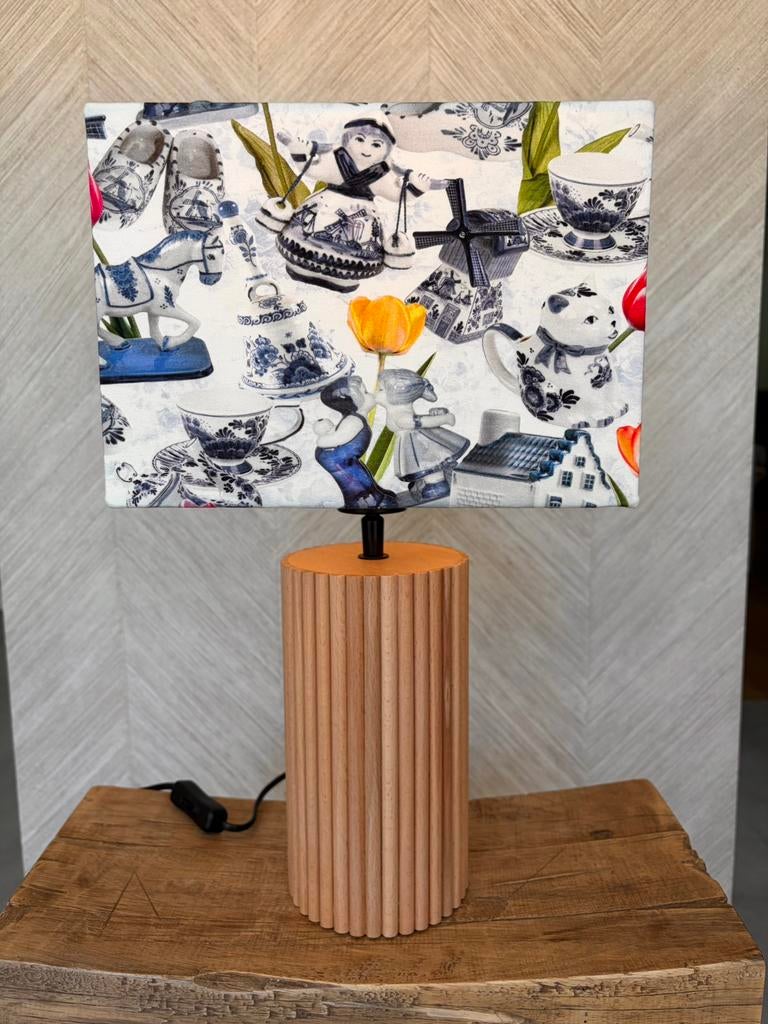 Unieke tafellamp – modern Delfts blauw & warme houten voet, Huis en Inrichting, Ophalen of Verzenden, Zo goed als nieuw, Hout
