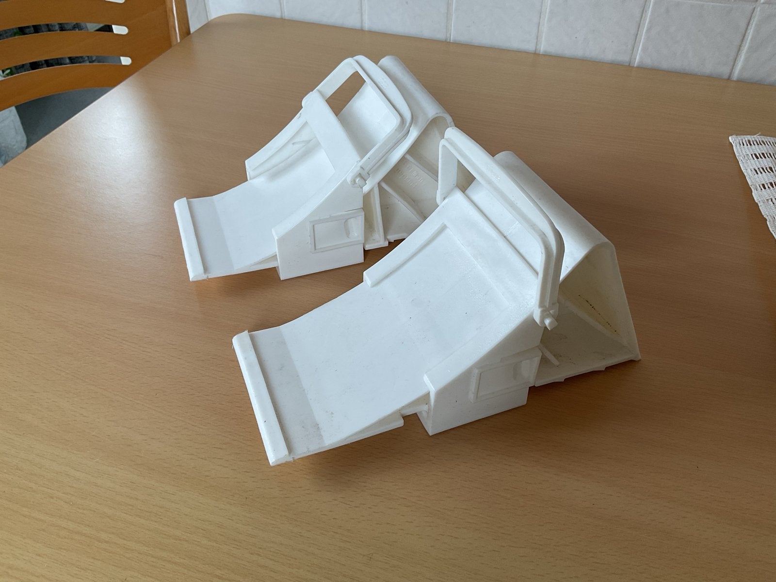 Wielkeggen / Oprijblokken voor Auto of Caravan (2 stuks), Ophalen, Nieuw, Universele onderdelen