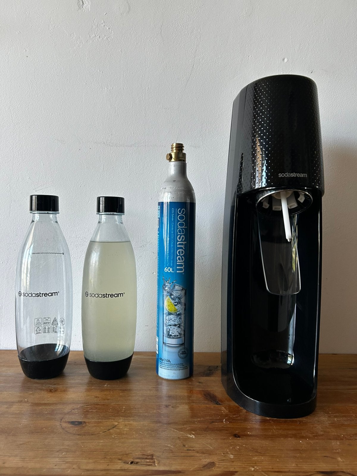 Soda Stream + 2 water bottles & 2 partially full gas bottles, Ophalen, Zo goed als nieuw