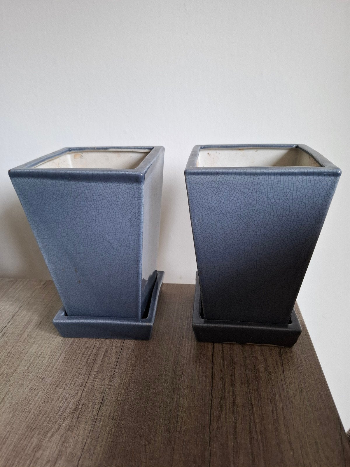 2 Blauw/grijze bloempotten met onderschotel, 21 cm hoog, Ophalen