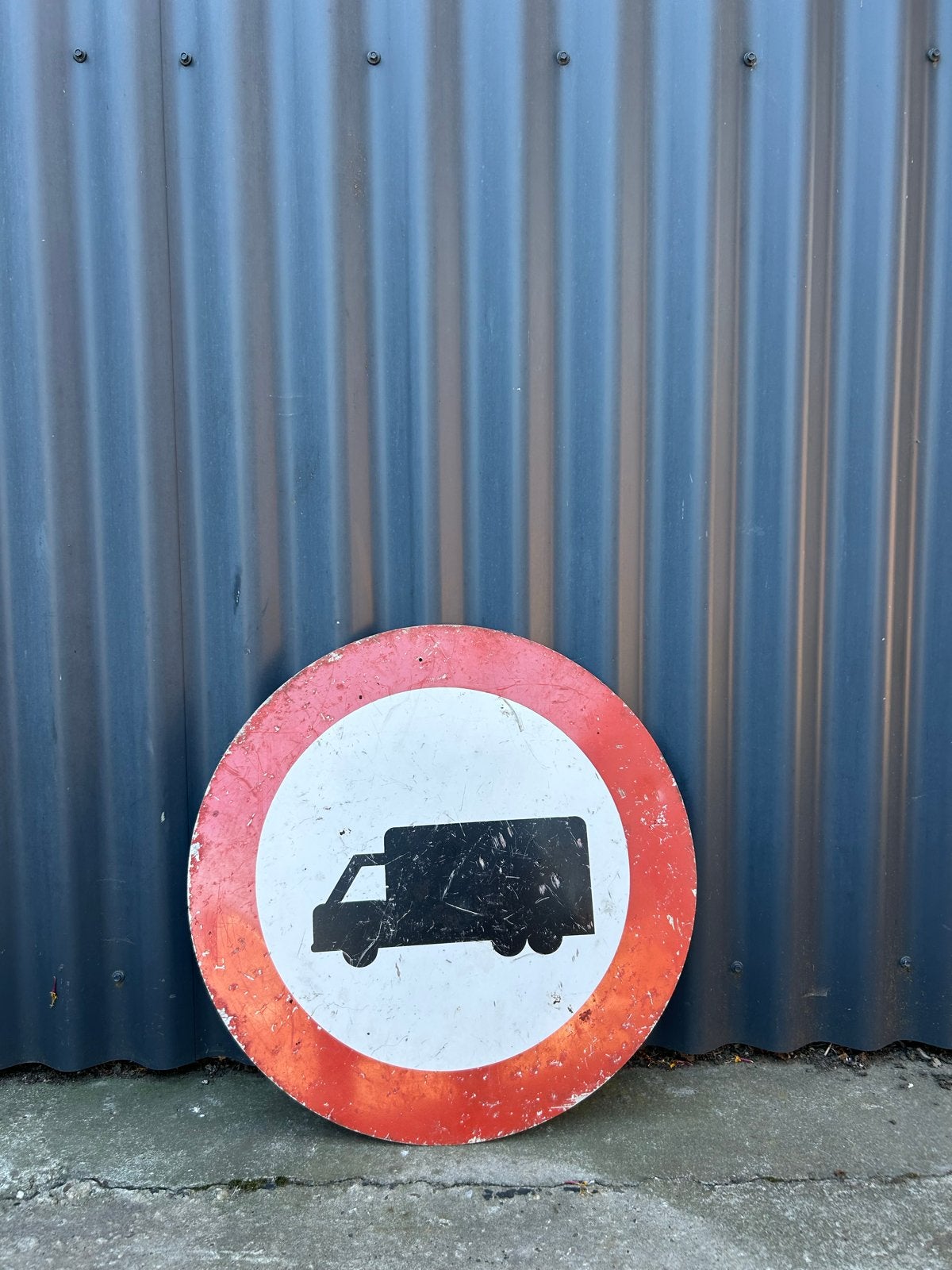 Oud antiek verkeersbord verboden voor vrachtwagens, Ophalen