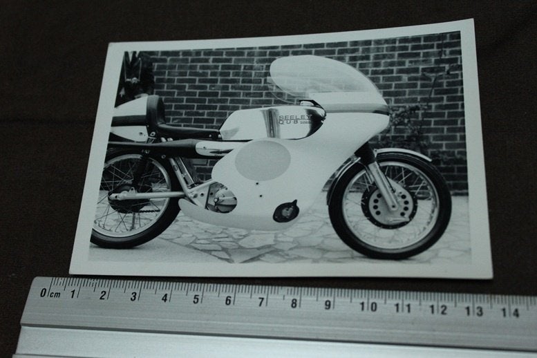 Foto Seeley QUB 500cc racer, Ophalen of Verzenden, Gelezen